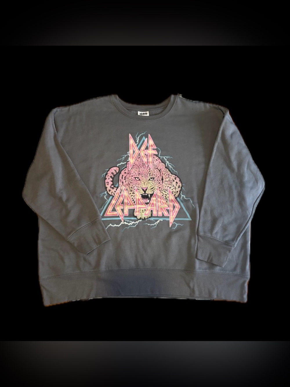 Def Leppard Size: XL Women’s Graphic Crewneck Sweatshirt Charcoal with Pink Logo